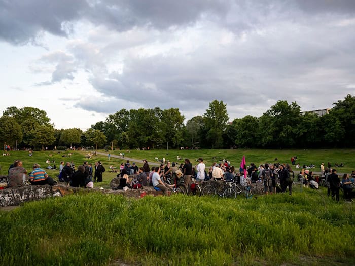 Nach dem Gerichtsurteil nutzten Dutzende die Chance und verbrachten den späten Abend im Park.  / Foto: Christophe Gateau/dpa