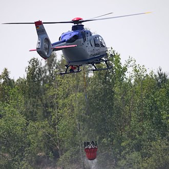 Zwei Löschhubschrauber sind beim Brand in der Gohrischheide im Einsatz.  / Foto: Robert Michael/dpa