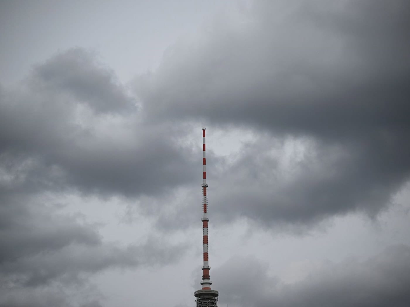 Die kommenden Tage werden grau und gelegentlich nass - doch Sonne ist in Sicht. (Symbolbild) / Foto: Britta Pedersen/dpa