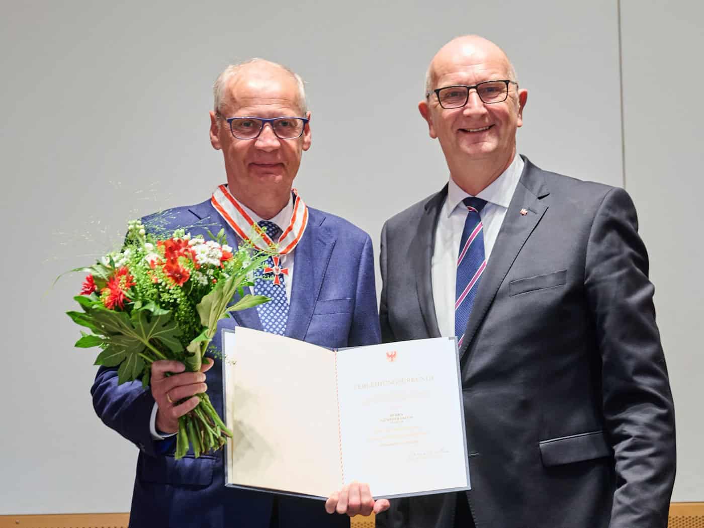 Der Fernsehmoderator Günther Jauch hat den Verdienstorden des Landes Brandenburg erhalten.   / Foto: Annette Riedl/dpa