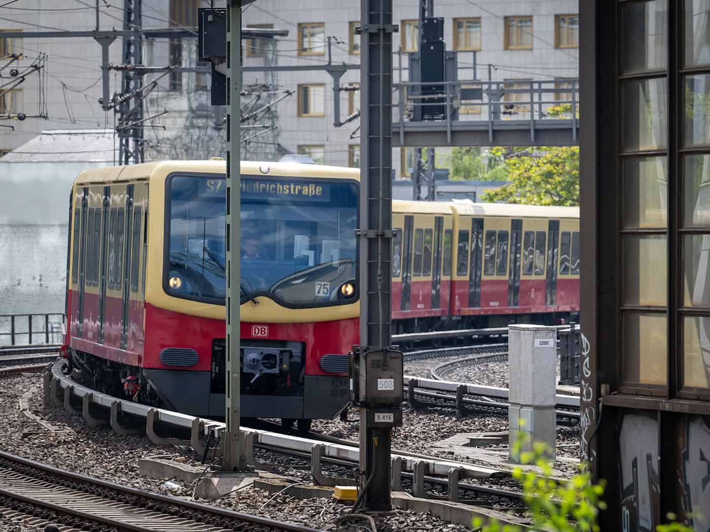 Der Streit um die Ausschreibung großer Teile des Berliner S-Bahn-Netzes ist beendet. (Archivbild) / Foto: Soeren Stache/dpa