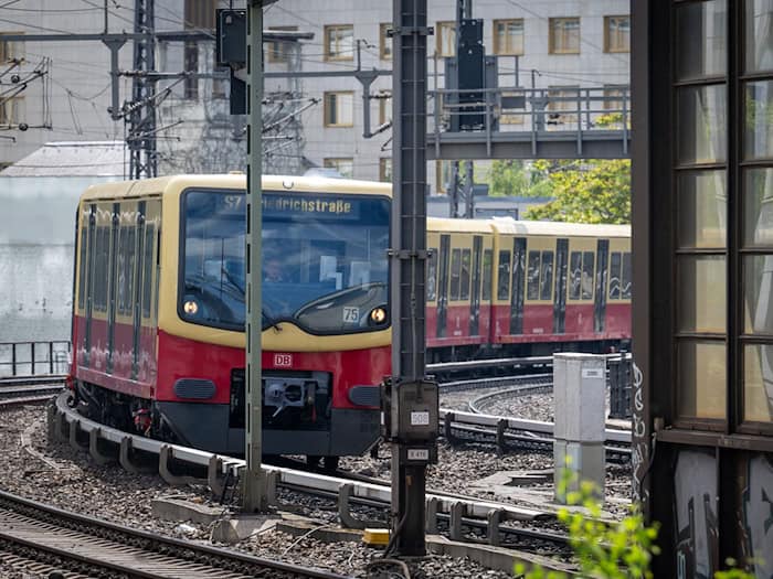 Der Streit um die Ausschreibung großer Teile des Berliner S-Bahn-Netzes ist beendet. (Archivbild) / Foto: Soeren Stache/dpa
