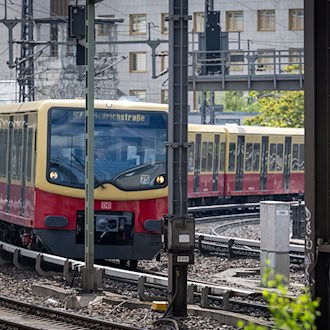 Der Streit um die Ausschreibung großer Teile des Berliner S-Bahn-Netzes ist beendet. (Archivbild) / Foto: Soeren Stache/dpa