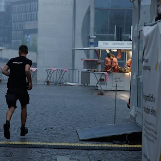 Ein heftiges Gewitter zog über Berlin und sorgte unter anderem für Ausfälle bei der S-Bahn. / Foto: Carsten Koall/dpa