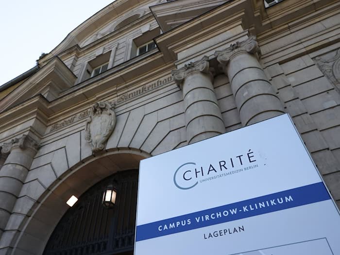 Herzspezialist der Charité muss nach dem Tod zweier Patienten erneut vor Gericht. (Archivbild) / Foto: Joerg Carstensen/dpa