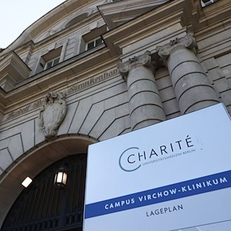 Herzspezialist der Charité muss nach dem Tod zweier Patienten erneut vor Gericht. (Archivbild) / Foto: Joerg Carstensen/dpa