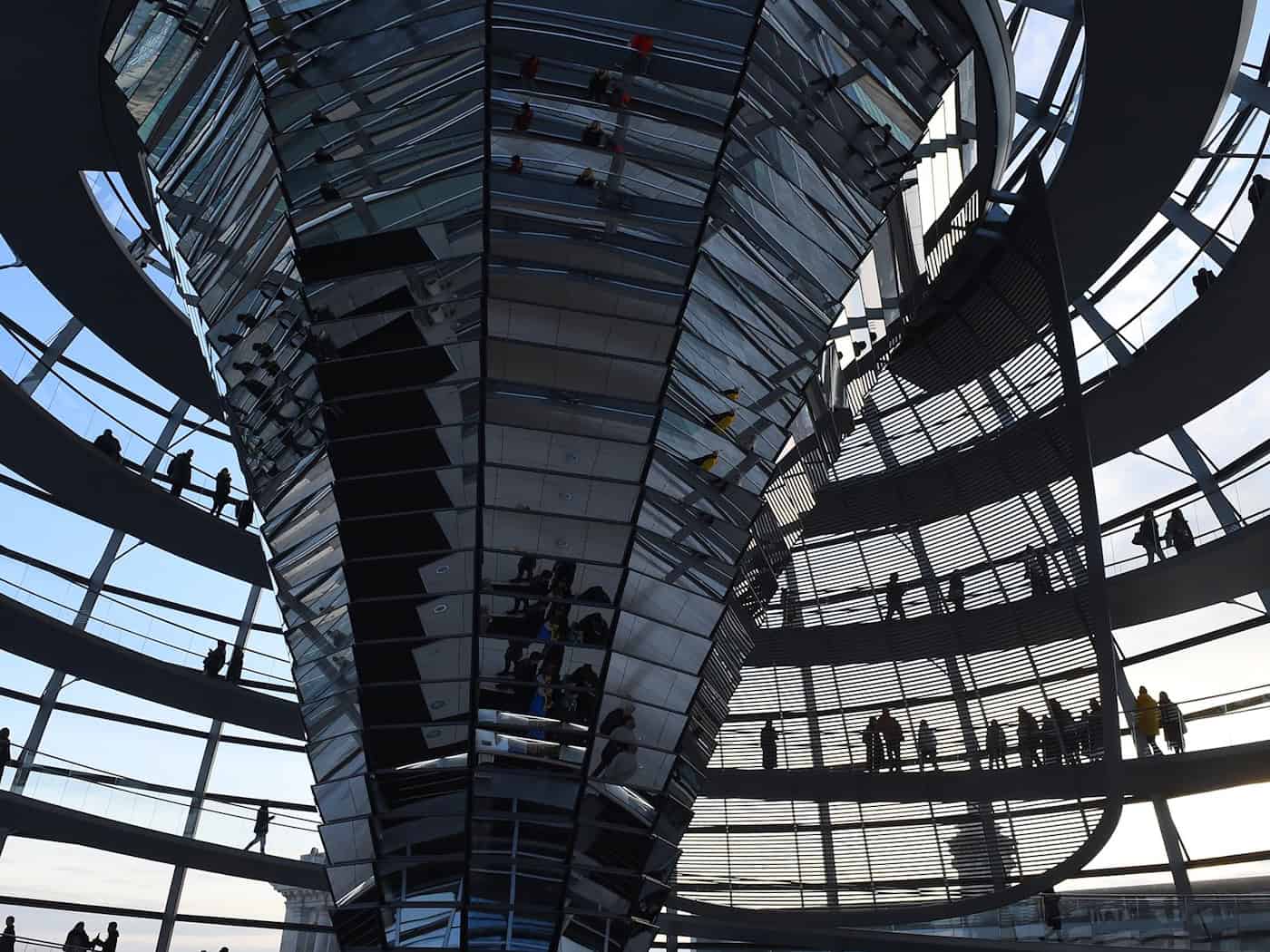 Die Hitzebelastung ist extrem - auch die Glaskuppel des Reichstagsgebäudes in Berlin und die Dachterrasse sind davon betroffen. Sie werden am Wochenende geschlossen.  / Foto: Sonja Wurtscheid/dpa