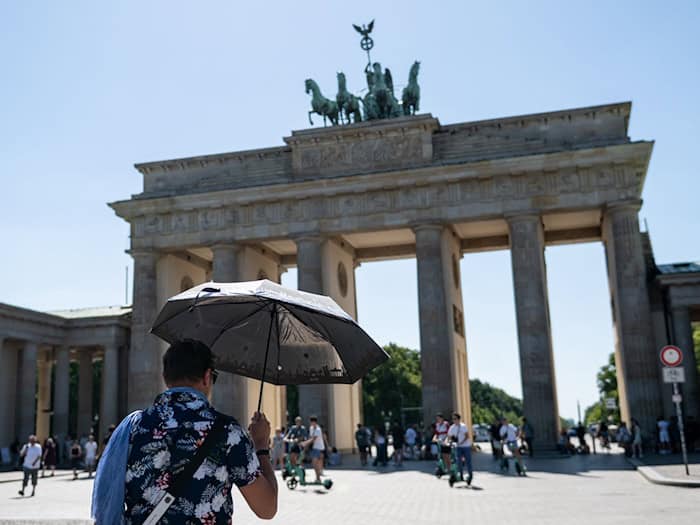 Der Deutsche Wetterdienst rechnet am Wochenende in Berlin mit starker Hitze. (Archivbild) / Foto: Fabian Sommer/dpa