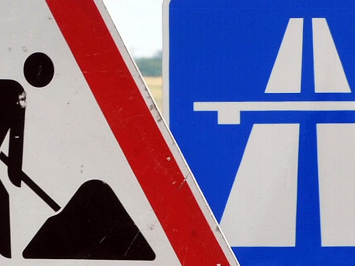 Auf einem Abschnitt der A13 ist der Fahrbahnbelag wegen der Hitze beschädigt. (Archivbild)  / Foto: Martin Schutt/dpa-Zentralbild/dpa