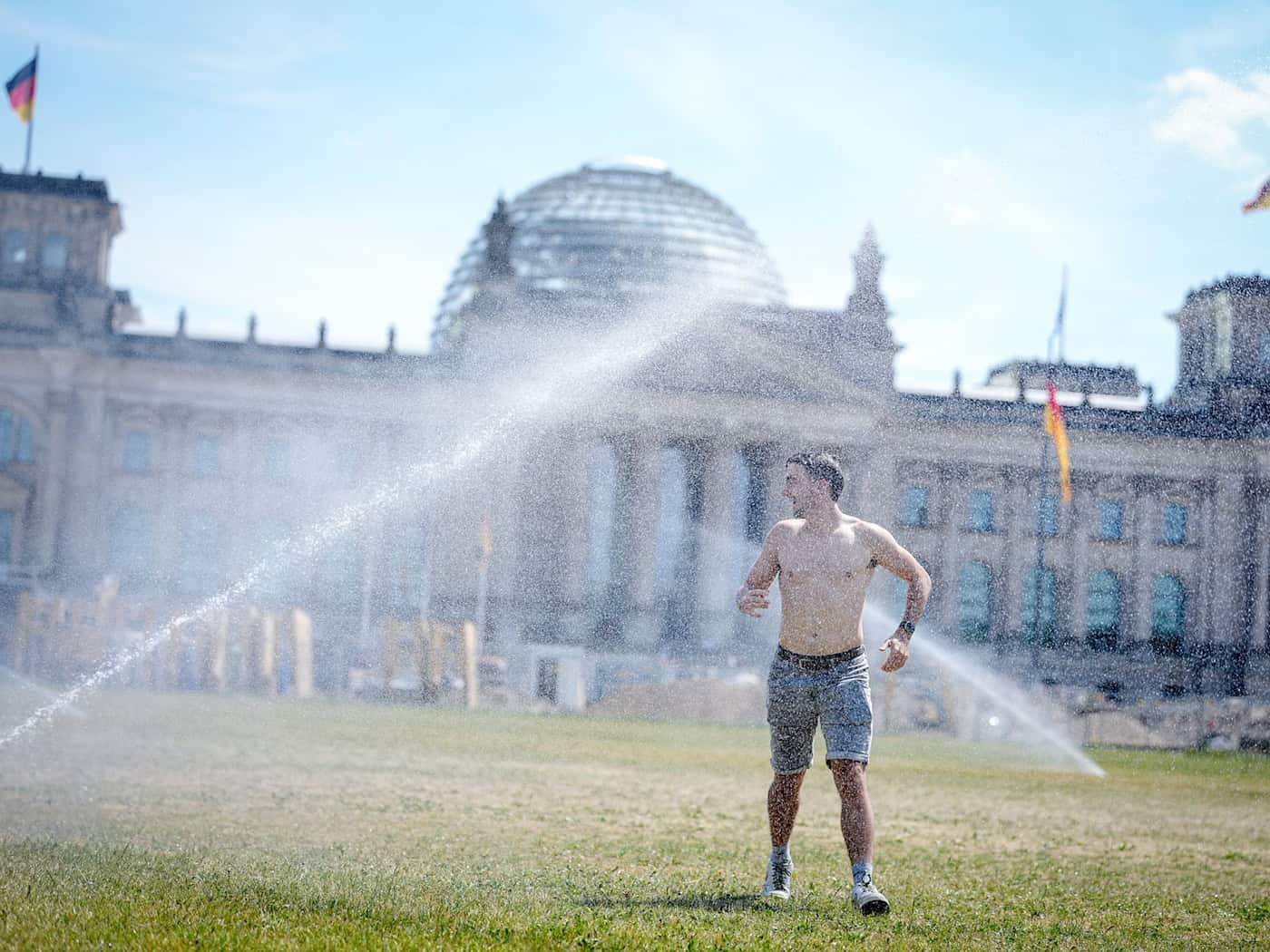Der Deutsche Wetterdienst warnt vor großer Hitze auch am Samstag.  / Foto: Kay Nietfeld/dpa
