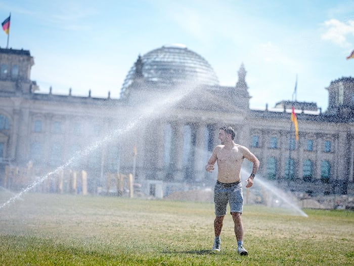 Der Deutsche Wetterdienst warnt vor großer Hitze auch am Samstag.  / Foto: Kay Nietfeld/dpa