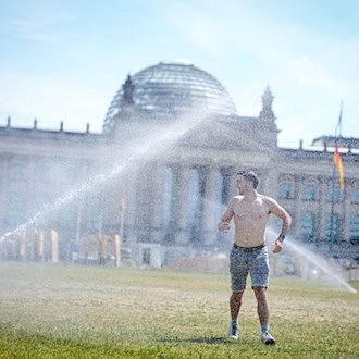 Der Deutsche Wetterdienst warnt vor großer Hitze auch am Samstag.  / Foto: Kay Nietfeld/dpa