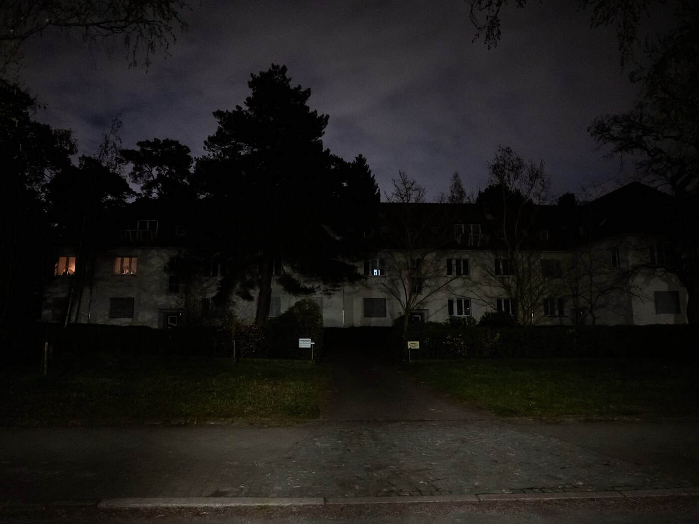 Beim Stromausfall Anfang des Jahres blieben Tausende von Wohnungen im Berliner Südwesten dunkel. (Archivbild)  / Foto: Christoph Soeder/dpa