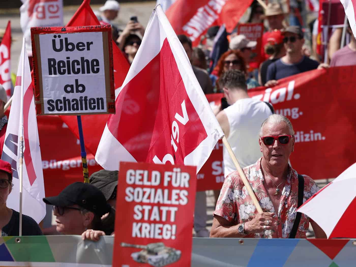 Nach Angaben der Veranstalter kamen rund 3.000 Menschen zur Kundgebung.  / Foto: Carsten Koall/dpa