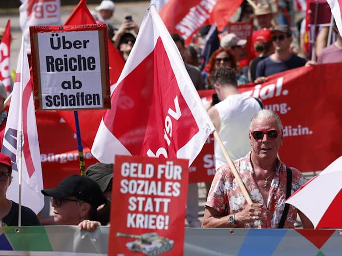 Nach Angaben der Veranstalter kamen rund 3.000 Menschen zur Kundgebung.  / Foto: Carsten Koall/dpa