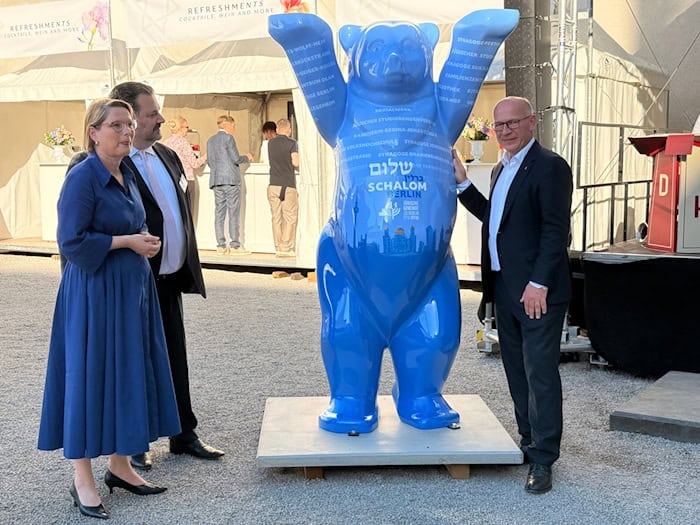 Mit einem blauen Buddy-Bären setzt die jüdische Gemeinde Berlin ein Zeichen für Vielfalt – und sendet eine klare Botschaft gegen Antisemitismus. / Foto: Andreas Rabenstein/dpa