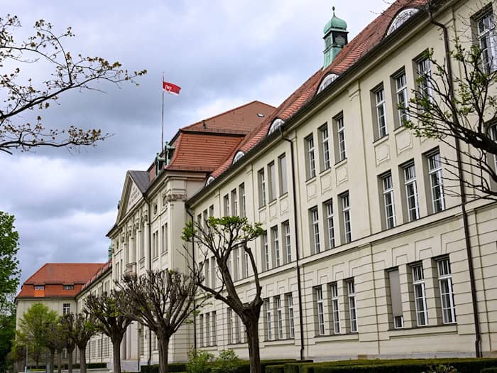 Die Staatsanwaltschaft Potsdam ermittelt wegen des Verdachts der Körperverletzung im Amt gegen eine Mitarbeiterin der Staatskanzlei. (Symbolbild)  / Foto: Jens Kalaene/dpa
