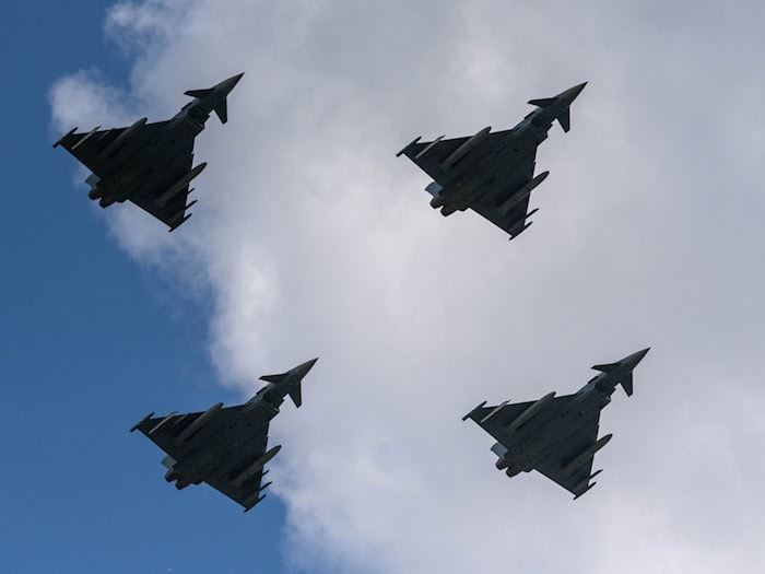 Kampfjets aus USA und Deutschland fliegen über Berlin