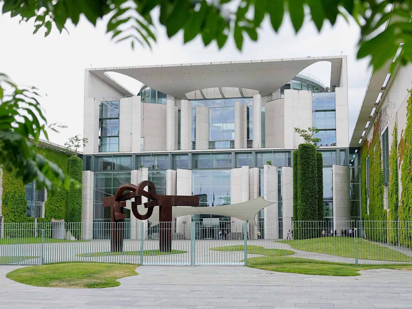 Die Regierungszentrale öffnet die Pforten für die Bürgerinnen und Bürger. (Archivbild) / Foto: Michael Kappeler/dpa