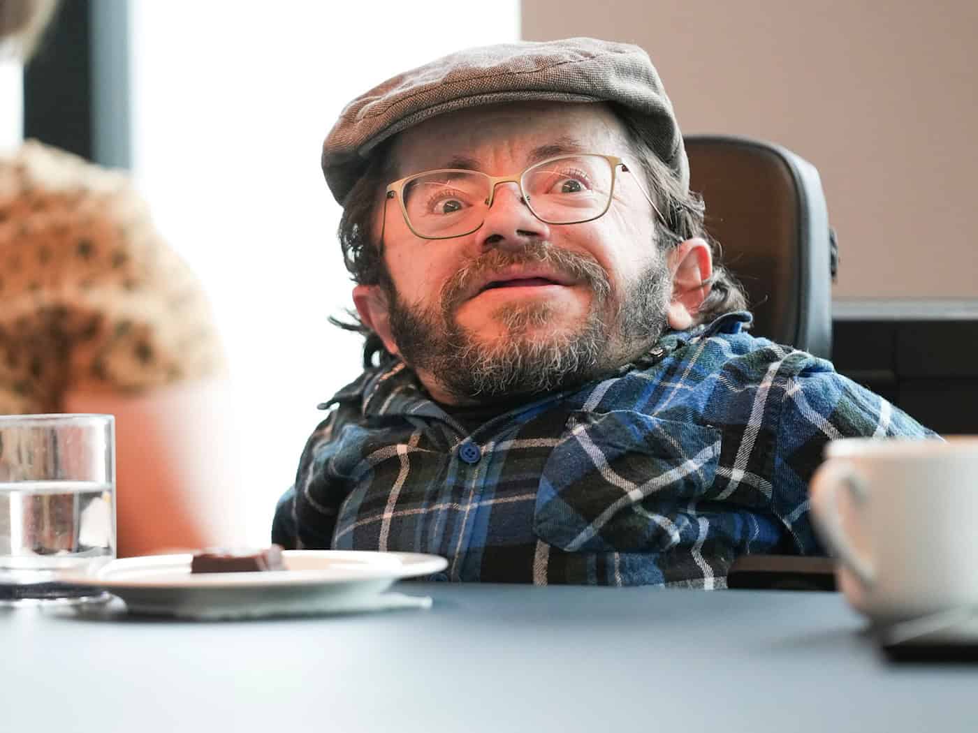Inklusionsaktivist Raúl Krauthausen ist Mitgründer des Vereins Sozialheld*innen, der seit 21 Jahren zu Inklusion, Teilhabe und Barrierefreiheit arbeitet. / Foto: Sven Kaeuler/dpa