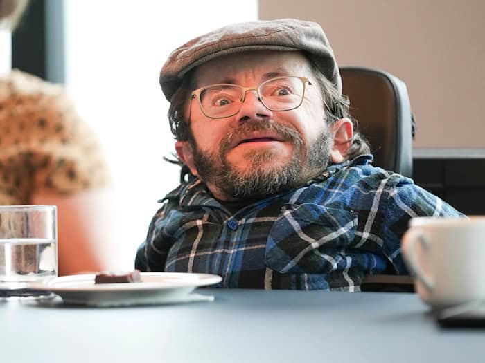 Inklusionsaktivist Raúl Krauthausen ist Mitgründer des Vereins Sozialheld*innen, der seit 21 Jahren zu Inklusion, Teilhabe und Barrierefreiheit arbeitet. / Foto: Sven Kaeuler/dpa