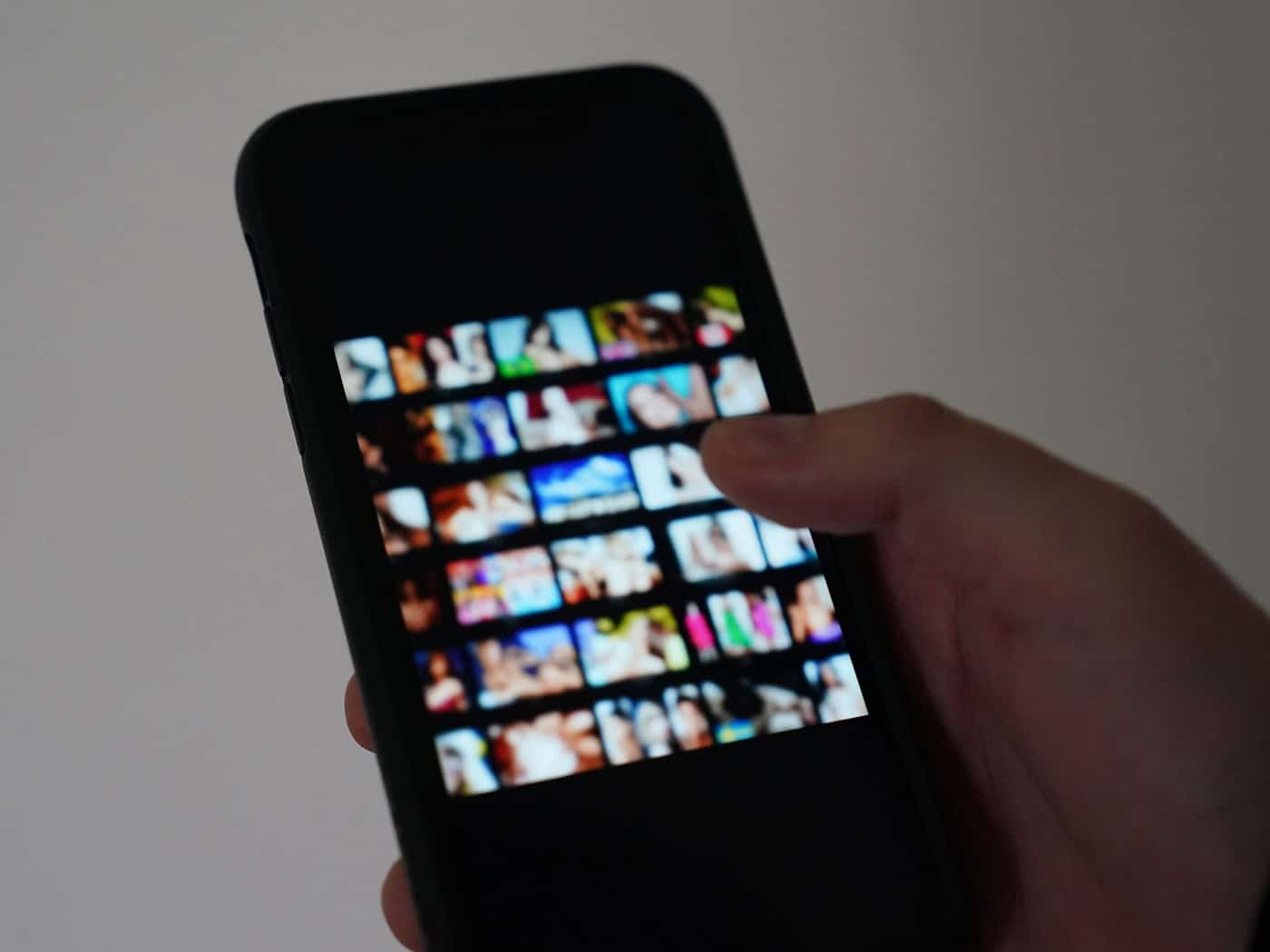 Mit dem Smartphone lassen sich Fotos über soziale Medien verbreiten. (Symbolbild)   / Foto: Marcus Brandt/dpa