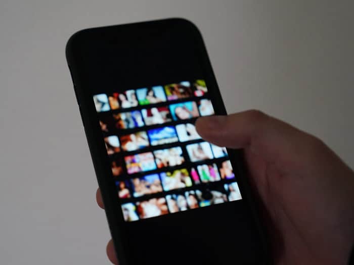 Mit dem Smartphone lassen sich Fotos über soziale Medien verbreiten. (Symbolbild)   / Foto: Marcus Brandt/dpa