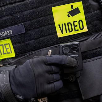 Der Berliner Bürger- und Polizeibeauftragte hat erfolglos vor Gericht die Herausgabe von Bodycam-Aufnahmen der Polizei verlangt. (Symbolbild) / Foto: Monika Skolimowska/dpa