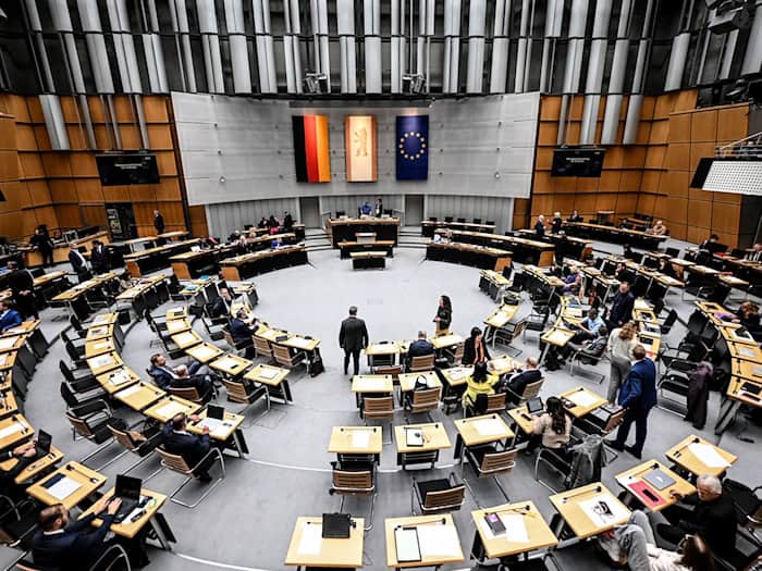 Der Abschlussbericht der Enquete-Kommission geht an das Abgeordnetenhaus. (Archivbild)  / Foto: Britta Pedersen/dpa