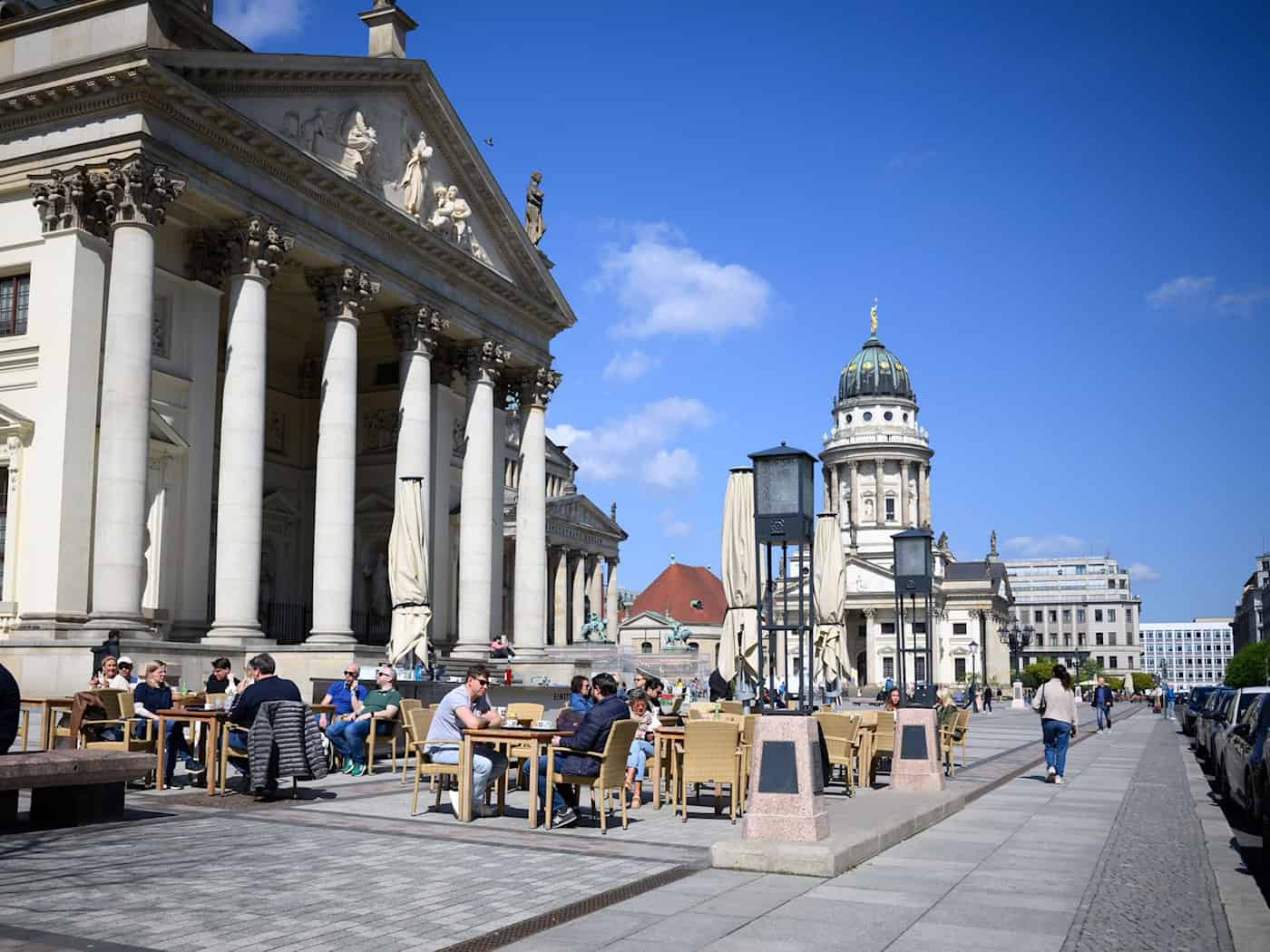 Viel Grün gibt es auf dem Gendarmenmarkt in Berlin nicht. (Archivbild)  / Foto: Bernd von Jutrczenka/dpa