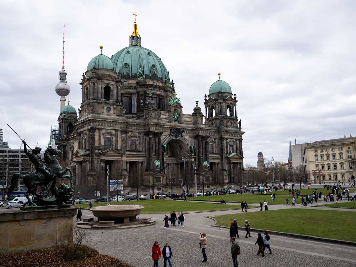 Ein Kreuz aus 130 Rettungswesten am Berliner Dom soll an Menschen erinnern, die auf der Flucht nach Europa ihr Leben verloren haben. (Archivbild) / Foto: Christophe Gateau/dpa