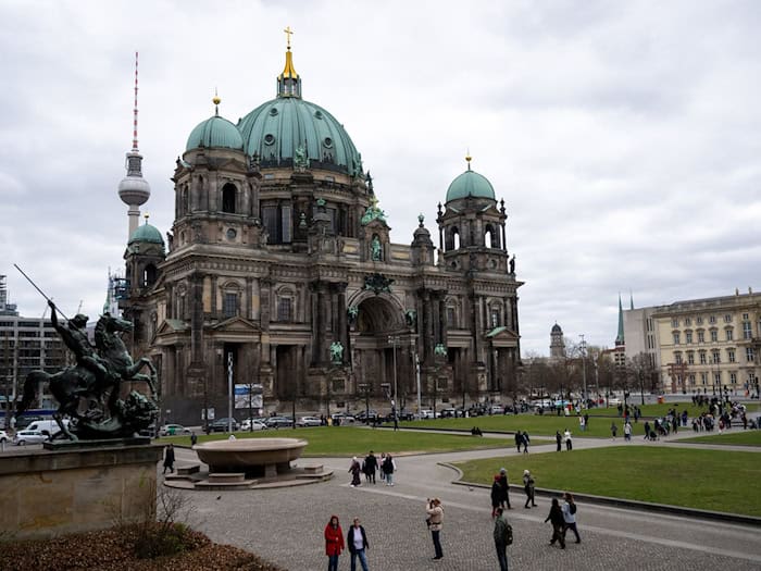 Kreuz aus Rettungswesten am Berliner Dom