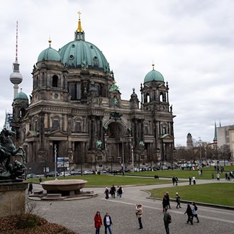 Kreuz aus Rettungswesten am Berliner Dom