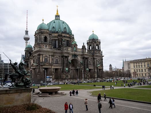 Kreuz aus Rettungswesten am Berliner Dom