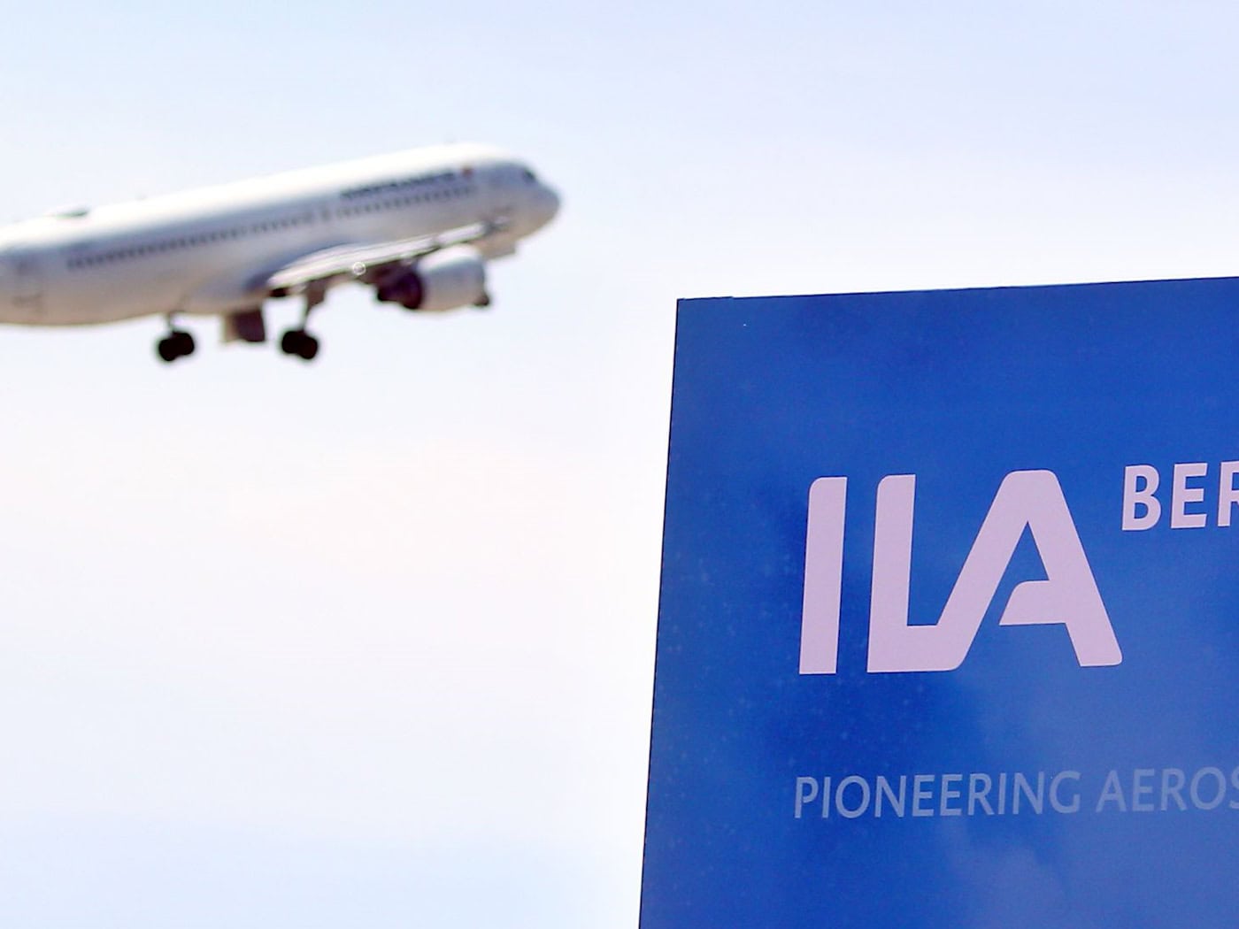 Eine neue Partnerschaft zwischen Brandenburg, Sachsen und einem EU-Forschungsprogramm soll die Entwicklung emissionsarmer Flugzeuge voranbringen. Die Kooperation wurde zum Start der Internationalen Luft- und Raumfahrtausstellung ILA geschmiedet. (Symbolbild) / Foto: Wolfgang Kumm/dpa