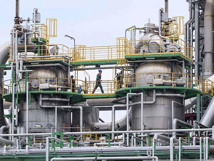 Die Raffinerie PCK erlebte mit Beginn des russischen Angriffskriegs auf die Ukraine eine Zäsur. Denn bis 2023 verarbeiteten die Anlagen allein russisches Öl über die Druschba-Pipeline. (Archivbild) / Foto: Patrick Pleul/dpa-Pool/dpa