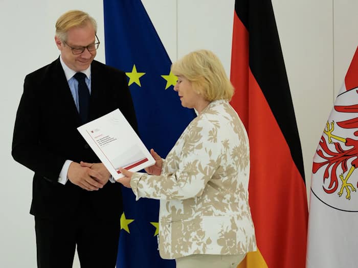 Der Beauftragte zur Bekämpfung des Antisemitismus, Andreas Büttner, übergibt den ersten Tätigkeitsbericht an Landtagspräsidentin Ulrike Liedtke.  / Foto: Carsten Koall/dpa