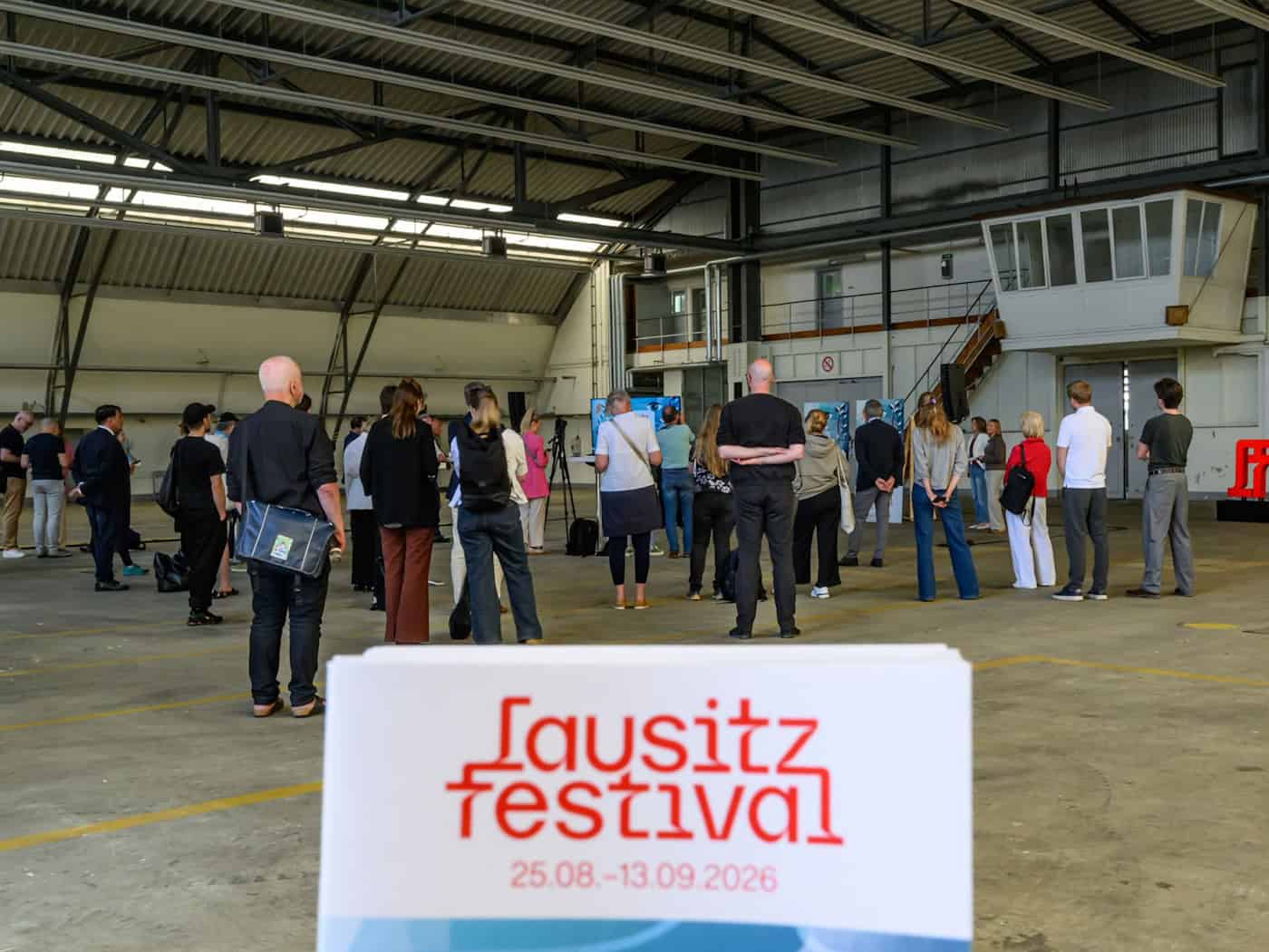 Eine große Inszenierung vom Lausitz Festival findet im ehemaligen Flughafen-Hangar in Cottbus statt. / Foto: Patrick Pleul/dpa