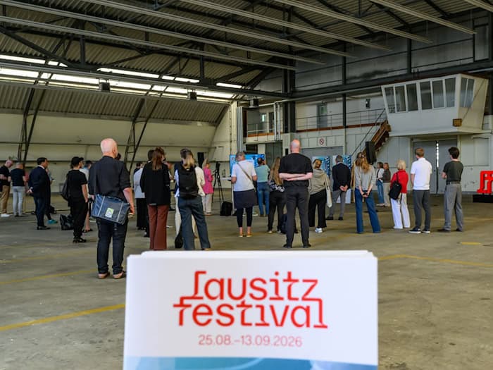 Eine große Inszenierung vom Lausitz Festival findet im ehemaligen Flughafen-Hangar in Cottbus statt. / Foto: Patrick Pleul/dpa