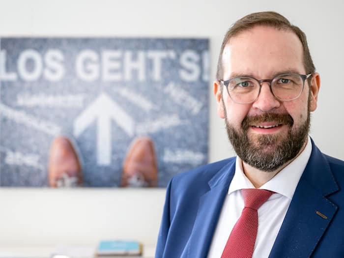 Brandenburgs Bildungsminister Gordon Hoffmann (CDU) steht angesichts des Mangels an Lehrkräften vor einer Riesenherausforderung. (Archivbild) / Foto: Soeren Stache/dpa