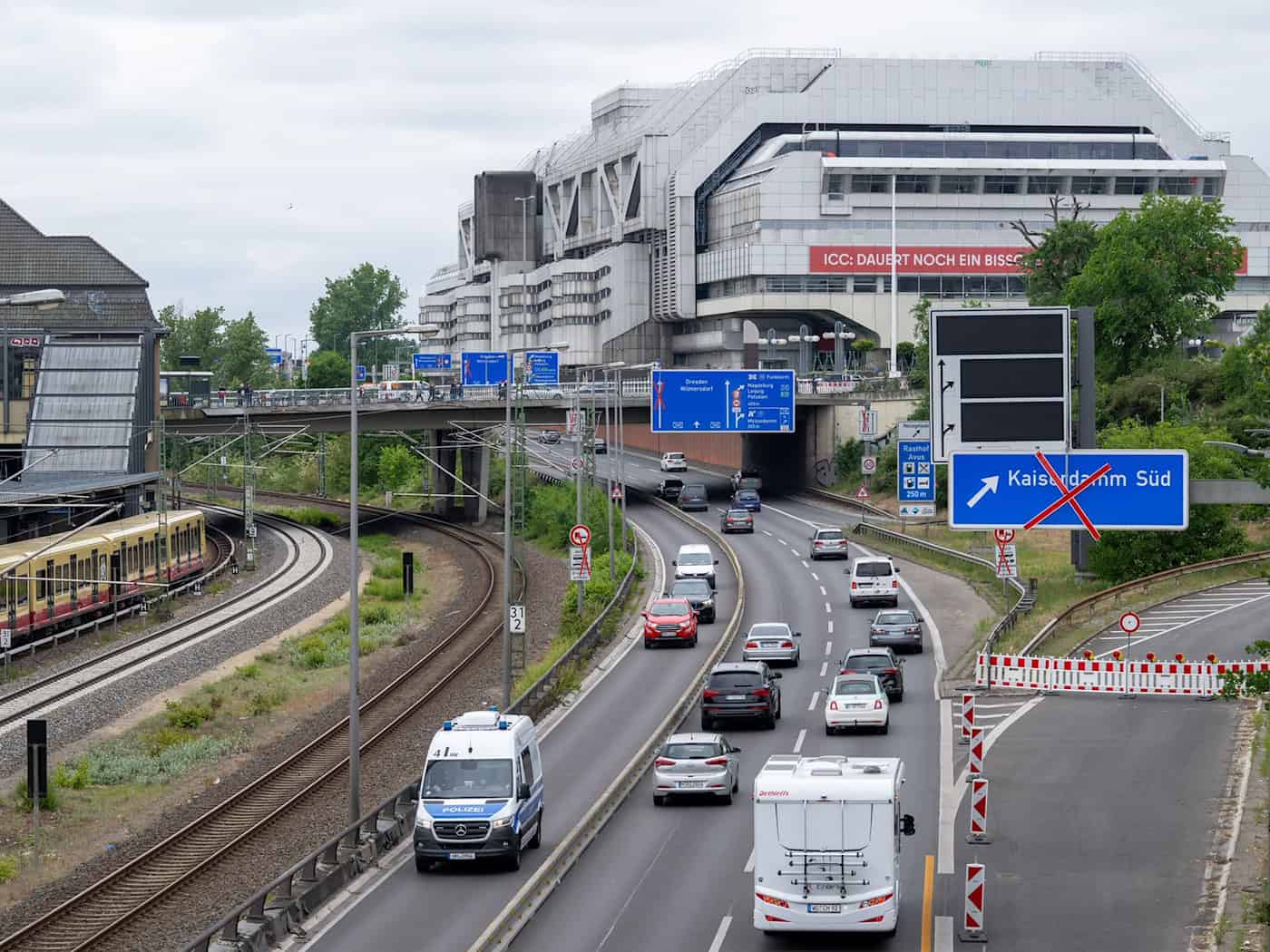 Die A100 nahe ICC und Kaiserdamm ist derzeit Baustelle. (Archivbild)  / Foto: Soeren Stache/dpa