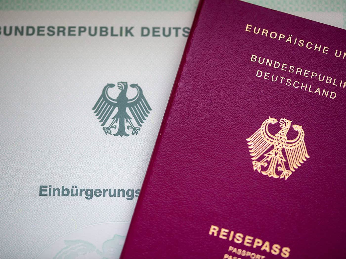 Begehrte Dokumente: Einbürgerungsurkunde und Reisepass.  / Foto: Fernando Gutierrez-Juarez/dpa