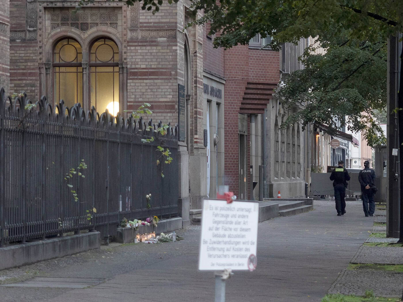 Objektschützer der Polizei gehen an der Synagoge in der Oranienburger Straße vorbei. (Archivbild) / Foto: Paul Zinken/dpa
