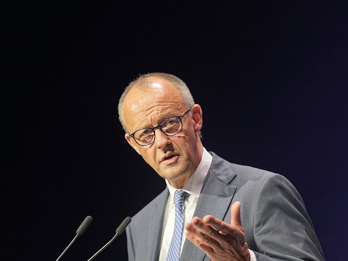 Der Bundeskanzler will beim Ostdeutschen Wirtschaftsforum mit Unternehmensmanagern diskutieren. (Archivbild)  / Foto: Michael Kappeler/dpa