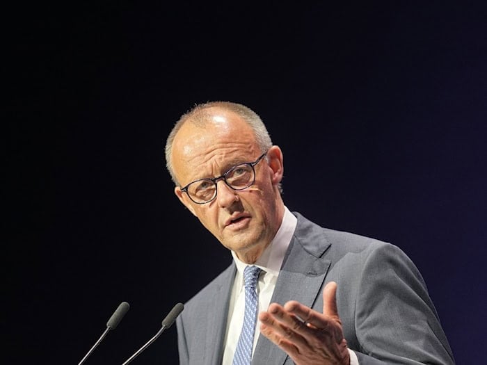 Der Bundeskanzler will beim Ostdeutschen Wirtschaftsforum mit Unternehmensmanagern diskutieren. (Archivbild)  / Foto: Michael Kappeler/dpa