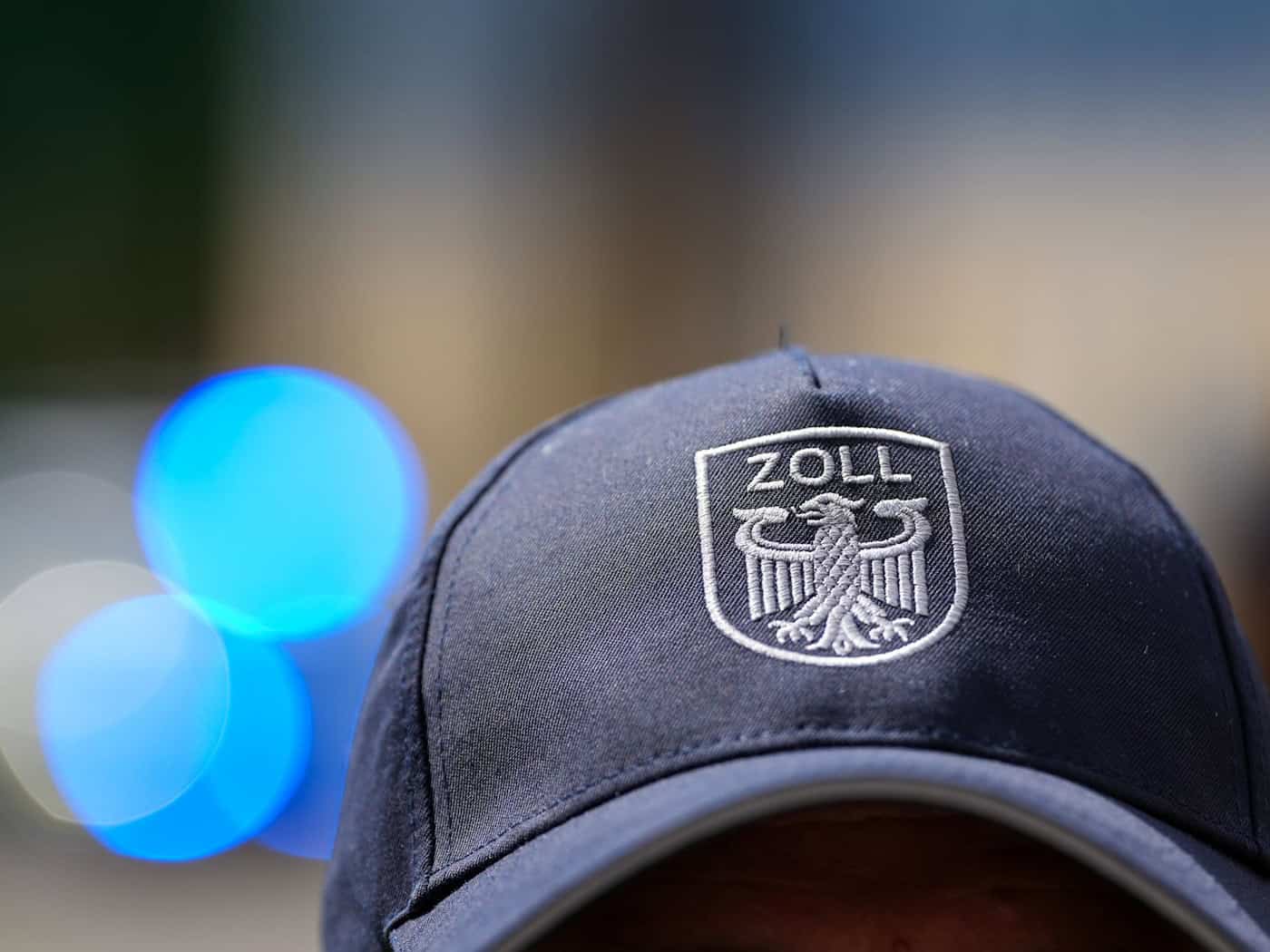 Zollmitarbeiter sind gemeinsam mit der Polizei in Berlin gegen mutmaßliche Schleuser vorgegangen. (Symbolbild)  / Foto: Soeren Stache/dpa