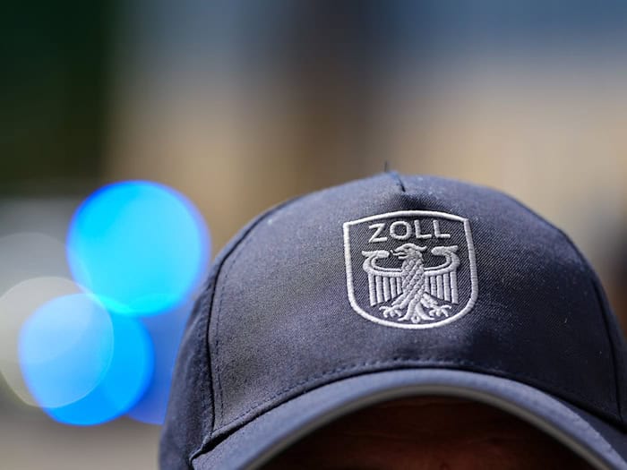 Zollmitarbeiter sind gemeinsam mit der Polizei in Berlin gegen mutmaßliche Schleuser vorgegangen. (Symbolbild)  / Foto: Soeren Stache/dpa