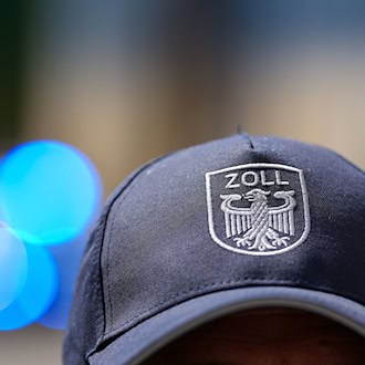Zollmitarbeiter sind gemeinsam mit der Polizei in Berlin gegen mutmaßliche Schleuser vorgegangen. (Symbolbild)  / Foto: Soeren Stache/dpa
