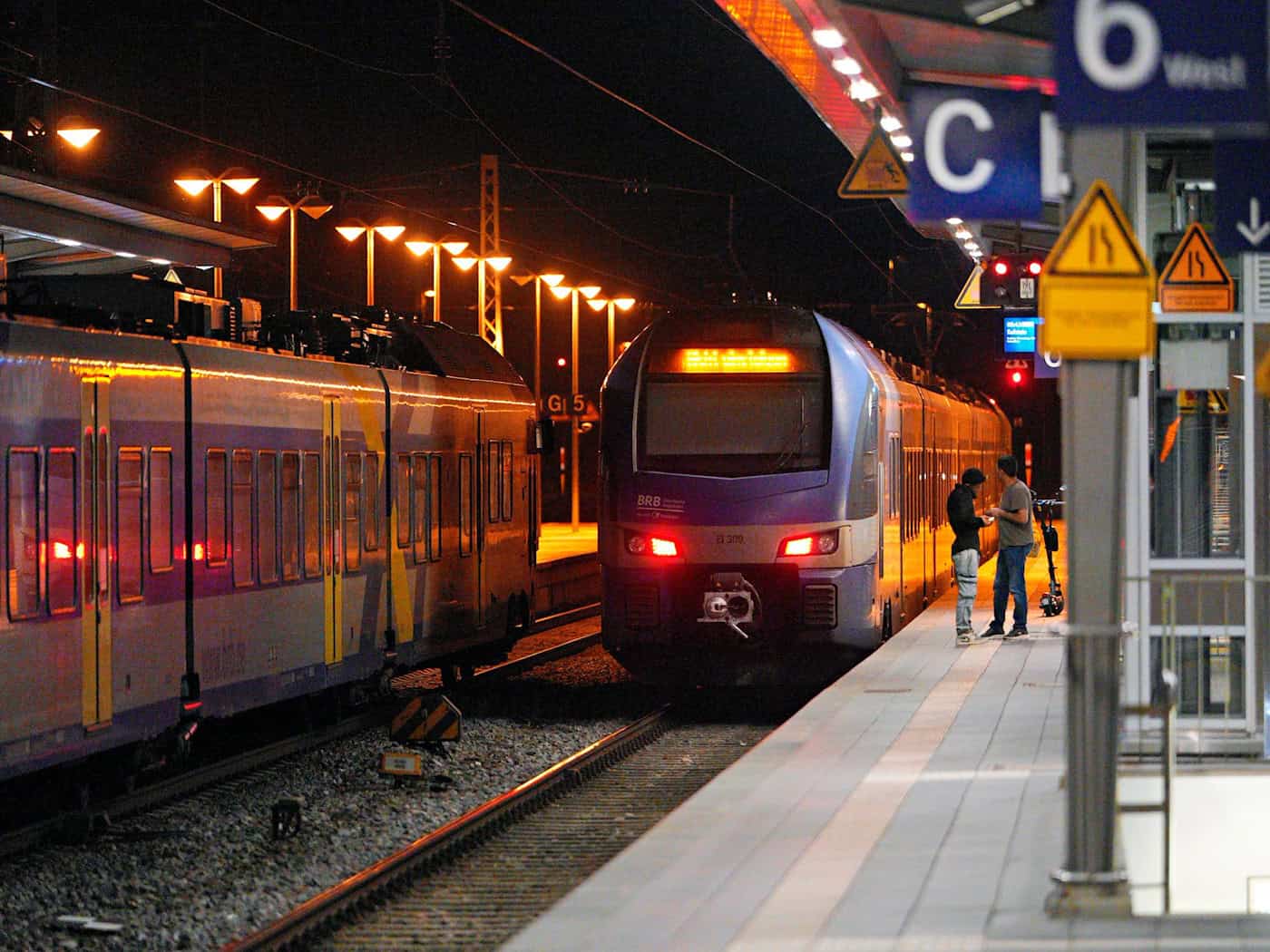 Leere Züge am Bahnhof Rosenheim in Bayern. / Foto: Uwe Lein/dpa