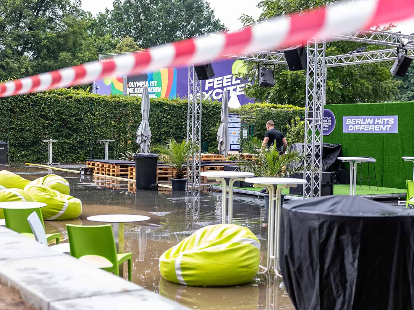 Die Tennisanlage des LTTC Rot-Weiß stand nach einem Unwetter am Finaltag teilweise unter Wasser. / Foto: Andreas Gora/dpa